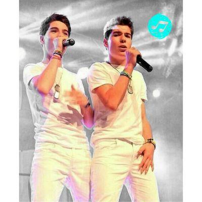 Un tal seis de febrero nos enamoraron// Tres gemeliers de corazon ❤// Madrileñas de nacimiento sevillanas de corazon// Instagram: danisuom_6