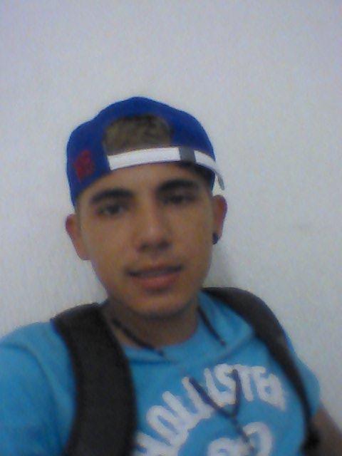 gosto de todo tipo de música.  Palavra que me descreve : Mistério