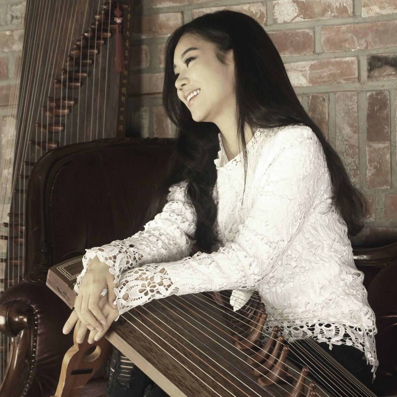 LunaLee422's profile picture. plays a traditional Korean string,  Gayageum http://t.co/kaMoWAcwgO