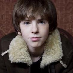 im Jared Grace a kid i hope to have a family one day been alone my father left me for my safety my twin brother is @Simon_Grace_