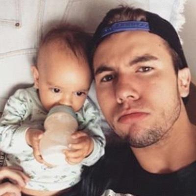 uma doidinha ai que é apaixonada pelos videos do @WhoIsCarlos