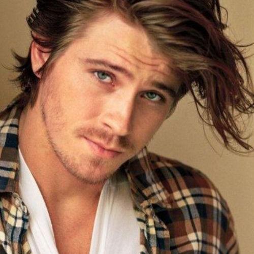 Hubiera preferido tener otro nombre, pero me pusieron este... Aun que siendo tan guapo, nadie se fija en lo demás. Caballero y capitán... ¿Qué más puedes pedir?