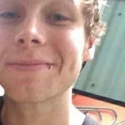 FOLLOW @Iovesickmgc BC SHE THINKS YOU ARE BEAUTIFUL AND AWESOME