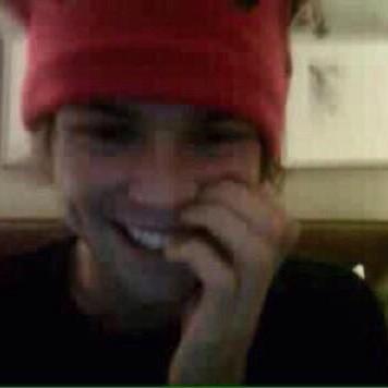 i give you free follow so pretty please RT this link below bc he's my sunshine and my everything and i hope he'll notice me before or when i turn to 17
