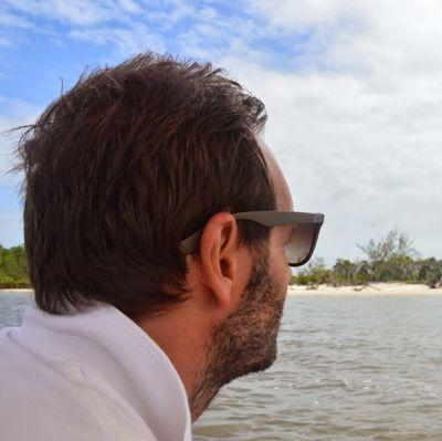 dovresti guardare il mondo senza mai prendere troppo sul serio ciò che ti circonda...solo così riuscirai a sopravvivere!