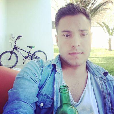 Biochemistry honours Student, stellies...I love adventure, experiencing new things and meeting new people_send me a DM! ;) #gay. IG: hutchyboy02