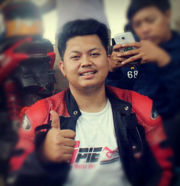 Gue pria ramah dengan cita rasa khas nusantara yang gemar memasak | ingin membahagiakan orang tua I♥MOM | music,road race and coffee addict | path : freeyooo