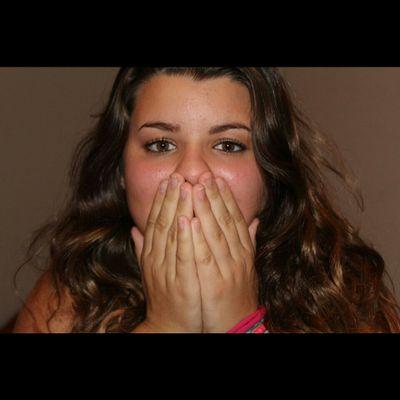 Simplemente mirarte a los ojos, mientras me acerco asta topar tu nariz con la mia.Sonrisas inocentes entre besos inesperdos