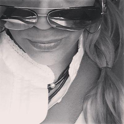 ironicasoy's profile picture. Cantante, actriz, conductora, bailarina, comediante... Jajajajaja NADA DE ESO!! Soy simplemente la mamá de Samuel.