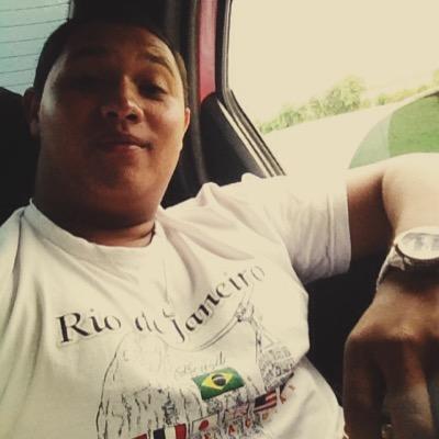 Sou simplismente esse mlk da foto ai muito esperto que luta pelos seus objetivos.