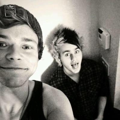 Follow @Clifford_Crew for dms to 5sos 5/4