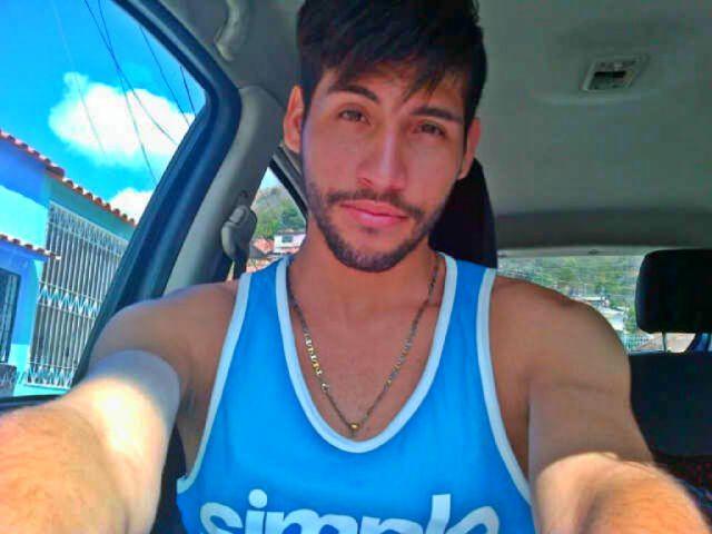 22.  Venezolano.   MMA.  Futuro chef.  Health coach nutrition. Instagram; luislopez_fit