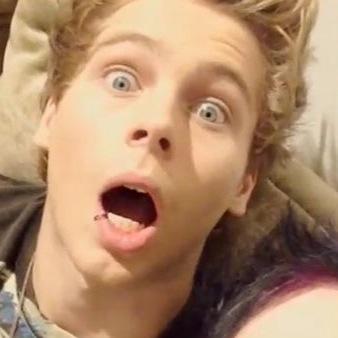 rt the tweets follow @curls94h for a dm to luke hemmings !