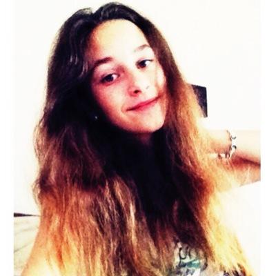 Люблю котів,фотографувати,обожнюю дивитись серіали ,слухати музику та читати книги.