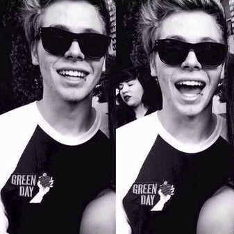 Ashton ❤️ Ariadne❤️ Eleanor Starbucks❤️ Mad❤️