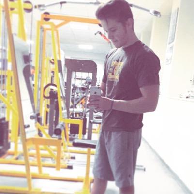 1m72 65kg
 salut! j'aimerais des conseilles pour secher et prendre du muscle. Sa fais un an que je fais de la muscu et j'aimerais vraiment evoluer ! merci