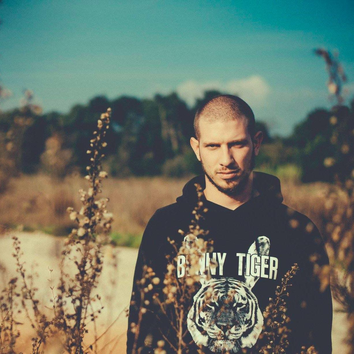 Lover of electronic deep vibes..