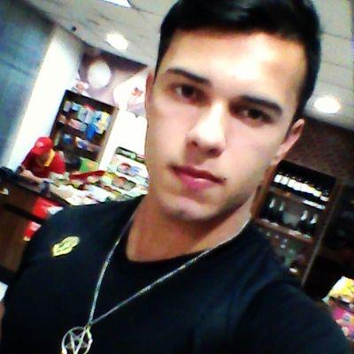 Acredito em algo que muitos acham que não existe e por isso só quero viver oque for além da vida.