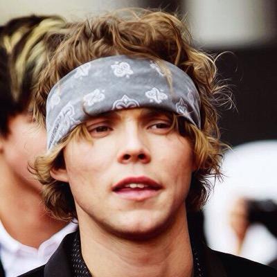 Jeans so tight, could be jeggings. Legs so long, could be Ashton’s fingers