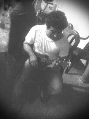 Mecatronico, guitarrista, futbolista  Insta: @langeltriana WA: 9231059328