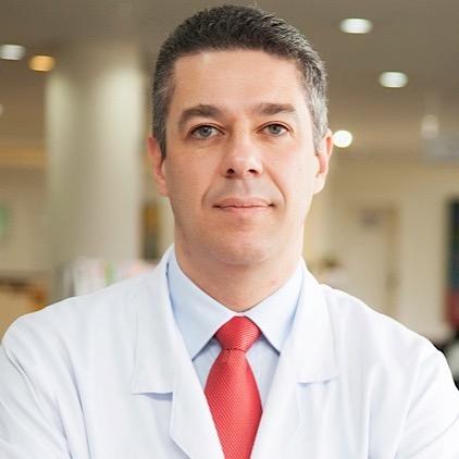 Médico do Esporte e Ortopedista Especialista em Cirurgia de Joelho. 
CRM-PR 15.995 • RQE 12.438 • RQE 12.555.