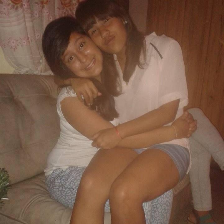 Puede que el mundo se esté quedando sin soñadores,pero mientras tú y yo existamos,los sueños están seguros. sigueme y te sigo, soy amable sincera y divertida.