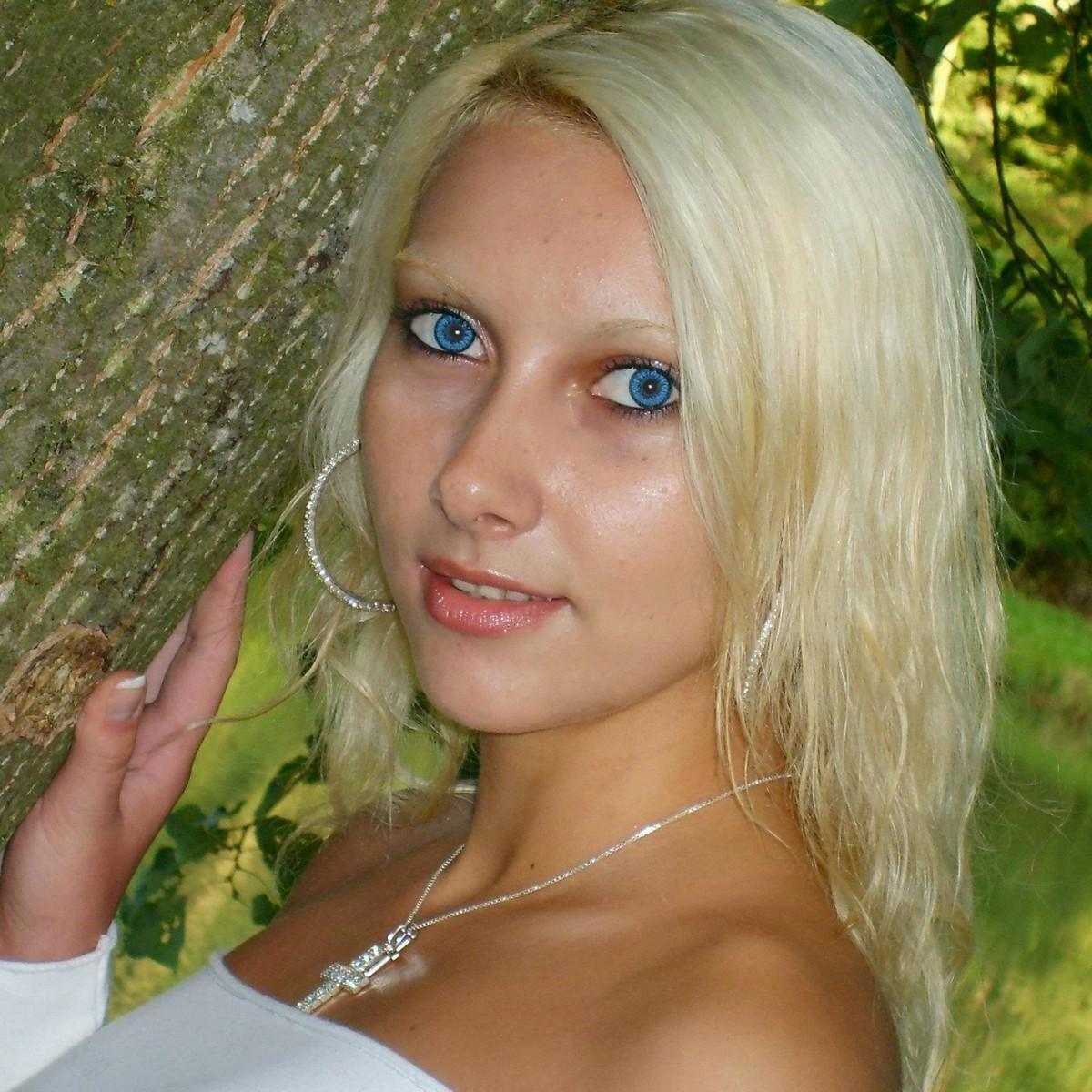 21 years old. Sex addict. Follow me and have fun.... in your bed or at home