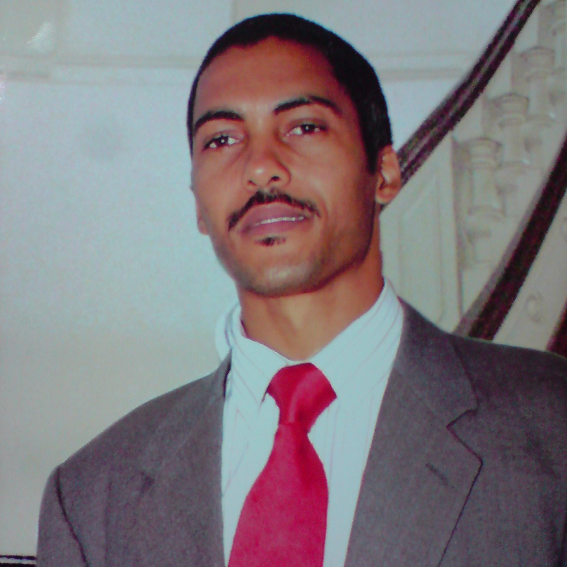 Empreendedor; Licenciado em Administração de Empresas; Assessor de projectos institucionais; Influencer; Coach.