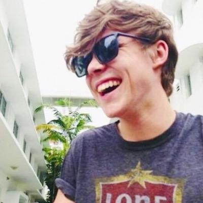 tweetsforashton's profile picture. Just that girl with that fandom that takes mine & your breath away.