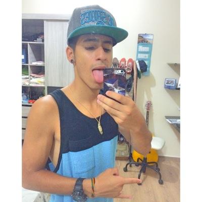 Uns vem pra dividir, outros vem multiplicar. Uns vem pra te ver cair, outros vem pra te levantar.