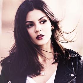 Mejor amiga de Grace Brisbane. Tímida y callada. ¿Chicos? Bah, no me interesan... Llámame. [PARODY/FAKE] Stiles el fab✨