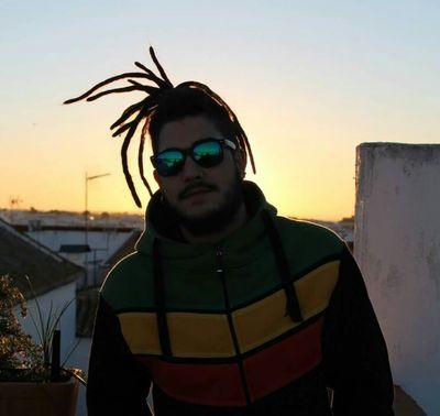 Un capullo joven de invernadero que se ríe hasta de su sombra. Me río de mi inexperiencia y disfruto aprendiendo a ignorar la ignorancia. #DemenciaSenil