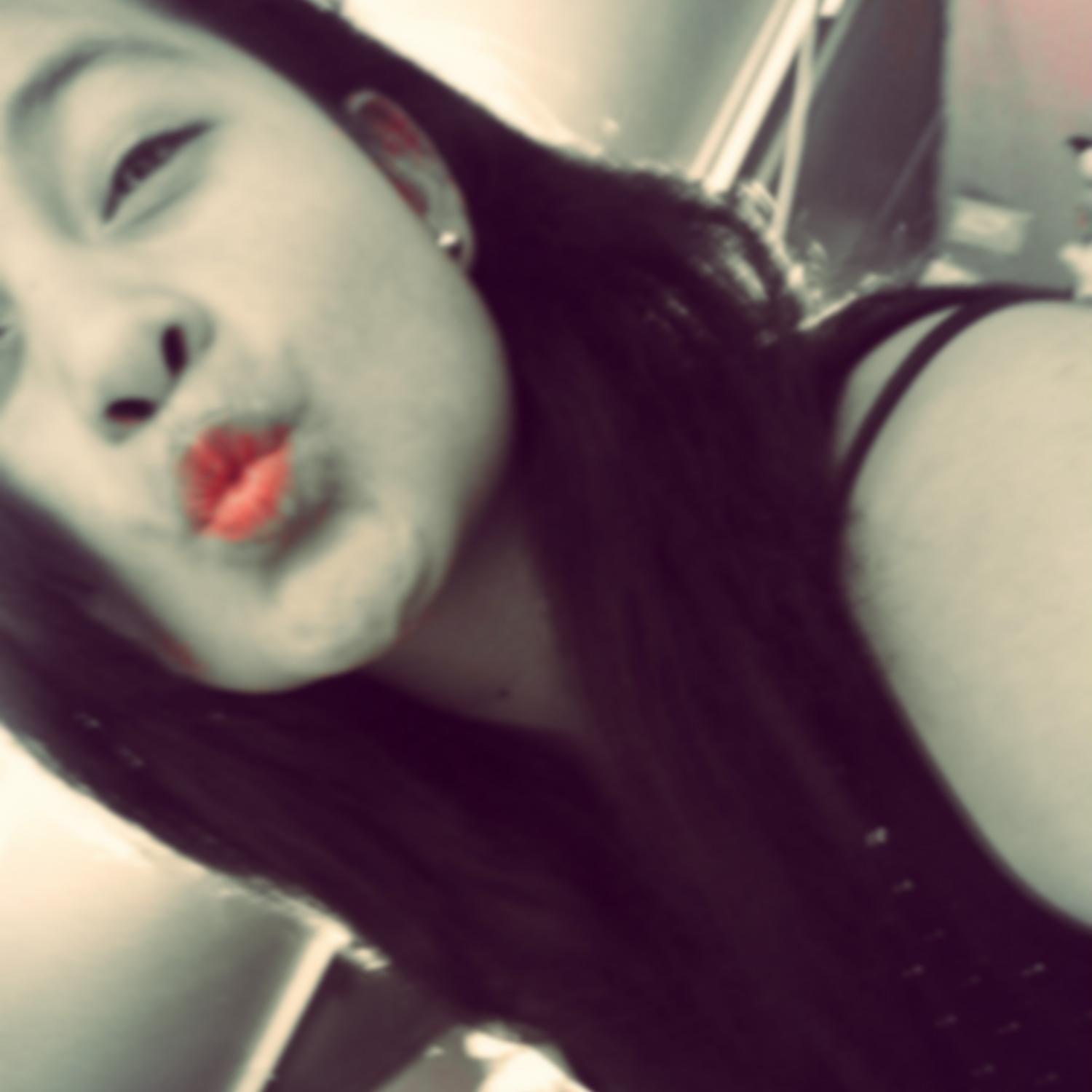 AngieePalomino's profile picture. ♡ John Lennon escribió 'Woman' para mi, quien diga lo contrario, es un wachiturro.♥