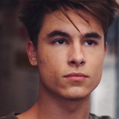 dosvsb1's profile picture. follow @quitenash and turn on her notifications and she will dm you to Kian Lawley❤️