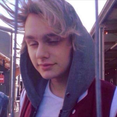 follow @Iovesickmgc bc guess what, she loved u alot and thinks ur beautiful
