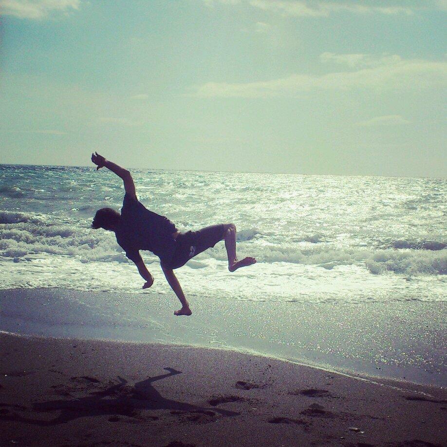 bebo ríos de tinto, fumo el polen que me trae el viento. Imstagram/bboyvulture
