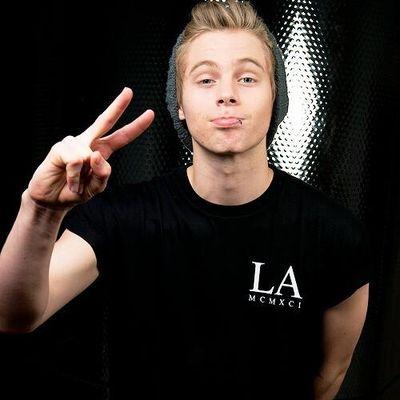I'm Dr. Fluke and I'm a superhero and a vampire
Bi/18/Single