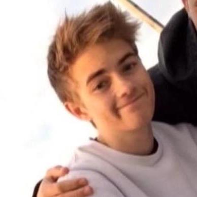 please go follow @thosejacks and help her reach her goal of 1.5k before the end of march. if you do, tysm