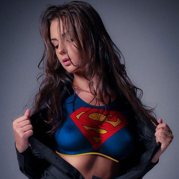 We Promote Girl gamers/ Models and tweet to entertain the public