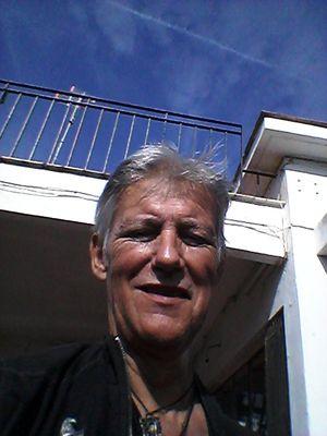 nacional: belga ( flemish) me gusta: animales e ..more info @pierrebams like good music,  talk 4 idiomas. .more info on twitter,  46 años España.