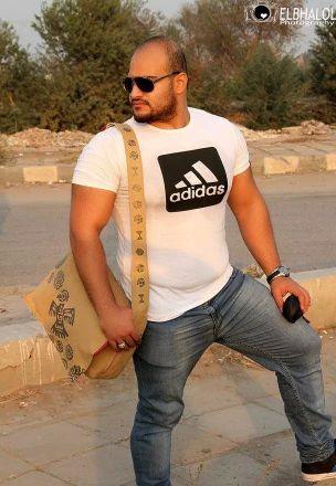 ‏بُلينا بقومٍ يظنون أن اللّه لم يهدٍ سواهُم.                            Bodybuilders trainer