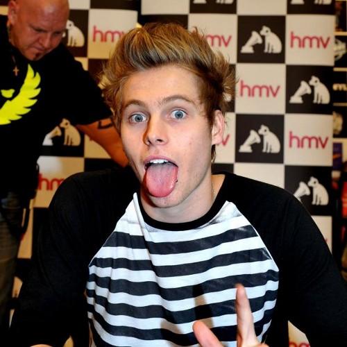 Portugal page fans of Luke Hemmings