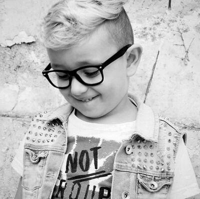 OFICAL
Só é possível uma criança amar,amando-a
contato:beniciocalijuri@outlook.com
Página Facebook: Benicio Mini Mc Gui