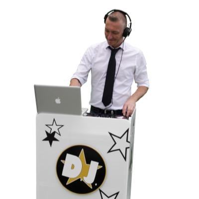 Chique Drive in show

Chique Drive In Show is de drive in show voor de mooiste feesten. 
Een nette Dj, en tevens te boeken is als Saxofonist.