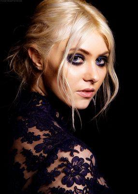 Game of Thrones rper. My character is versitile, i can play just about anything and any fandom. I am a house Stark support. AU mostly. Not new to rp.