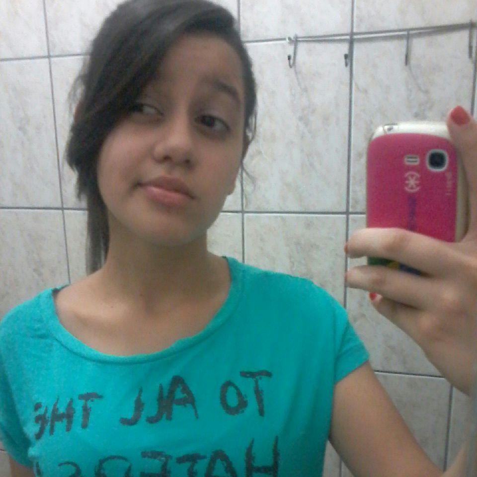 menina do bem cristã e gosto de muita brincadeira kkkk sou felizzzzzzzzzz.... ;)