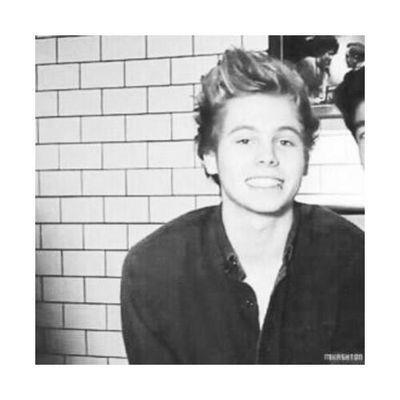 follow @HEMMINGSPILLS and ask for a fb :) bc she gave you this free follow♥