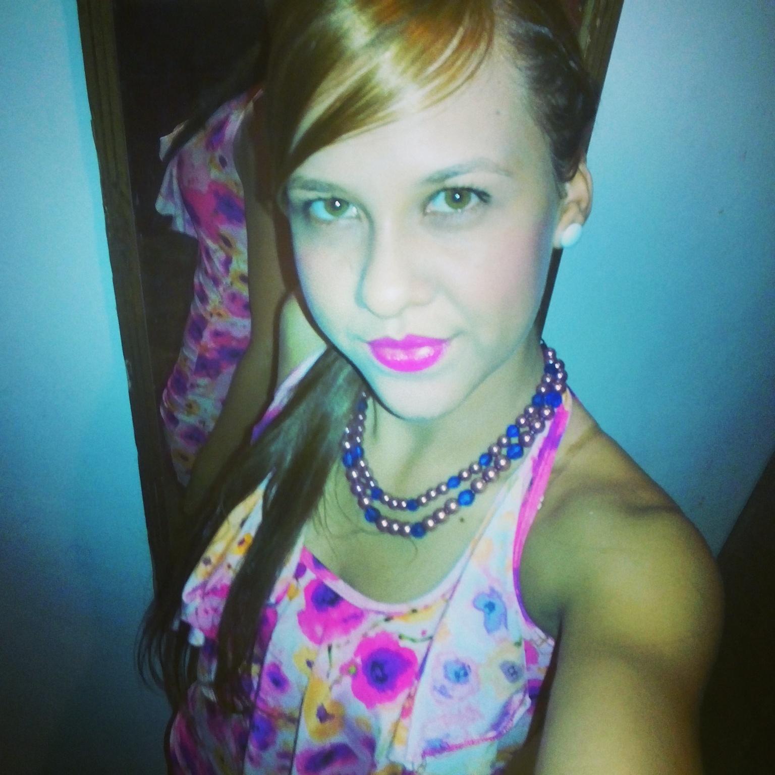 Simplemente vivo por mis sueños y amo lo que hago,  pongo mi empeño y dedicación. :)