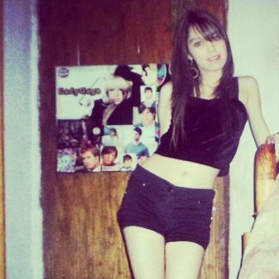 Sonreír :D no significa ser feliz :/ Soy una chica que  le gusta conocer gente nueva y hacer amistad.. divertida y un poco loca a veces pero buena persona!