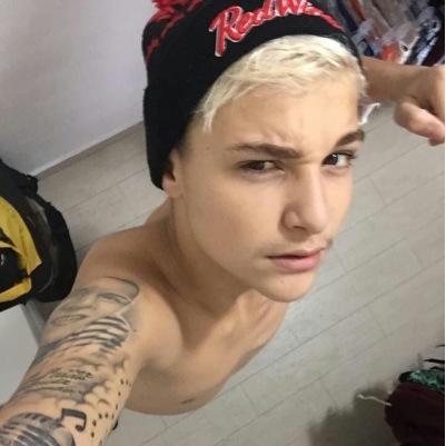 O mundo pode me fazer chorar o tempo inteiro, mas o seu sorriso sempre será o meu maior motivo pra sorrir. @mcgui_oficial